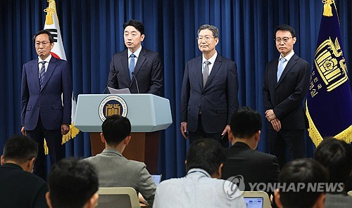 강훈식 대통령 비서실장이 8일 용산 대통령실에서 정무·홍보·민정 수석 인선을 발표하고 있다. 왼쪽부터 우상호 정무수석, 강 비서실장, 오광수 민정수석, 이규연 홍보소통수석. [연합뉴스]